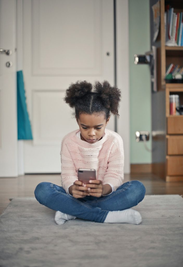 niña con celular